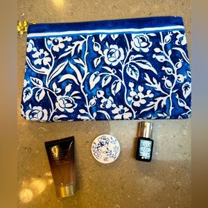 NWT Estée Lauder w 3 products in Blue Floral Bag: cleanser, serum & lip balm🌸